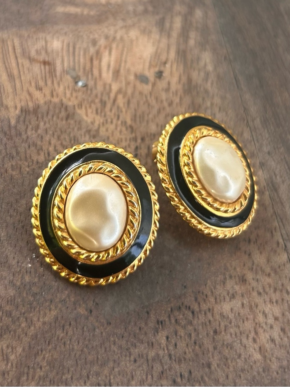 Vintage CAROLEE signed black and gold enamel faux pearl oval clip on earrings
